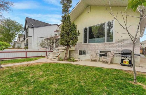 Old Strathcona House | 2Bed Bright & Stylish Ritchie Urban Retreat