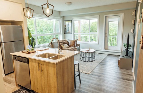Inglewood Condo | 2BR-1 King Near Parks&Paths 10-min DT/Stampede/Zoo
