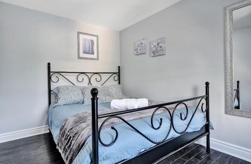 Centretown West Apartment | 2BR Apartment w Rooftop Terrace access & Netflix