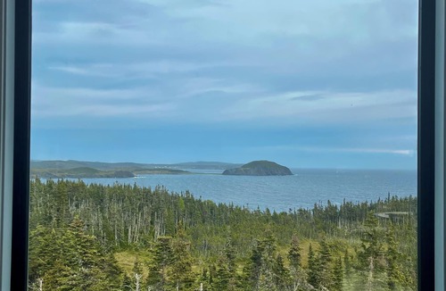 Terra Nova House | 2BR Architect-Designed Oceanview Escape W/Deck