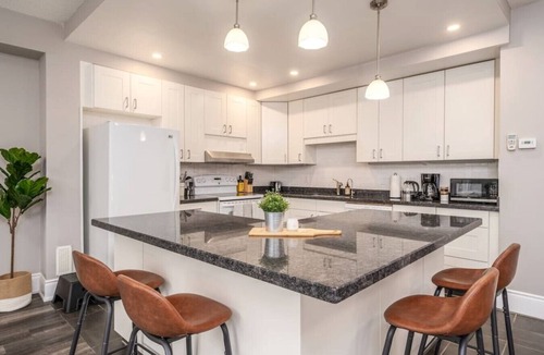 Burlington Apartment | 2BR Burlington Apt | Near Waterfront & Art Gallery