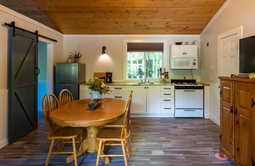 Christina Lake Hotel | 2BR Ideal for Families or Couples Traveling Together - Private Veranda - Beaches
