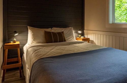 Christina Lake Hotel | 2BR Ideal for Families or Couples Traveling Together - Private Veranda - Beaches