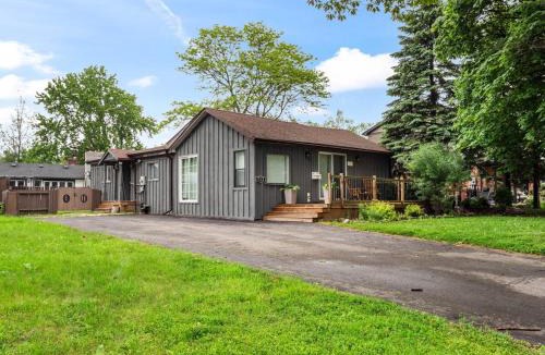 Fort Erie House | 2BR Lakeside Oasis with BBQ and Pool