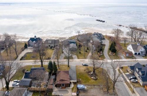 Fort Erie House | 2BR Lakeside Oasis with BBQ and Pool