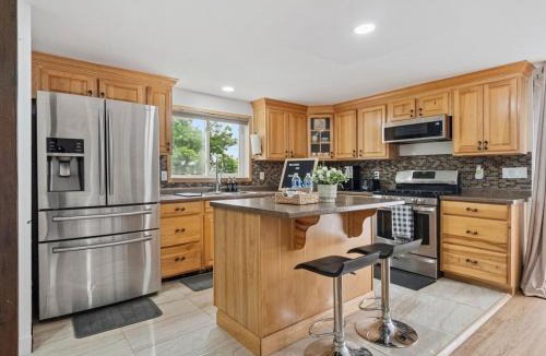 Fort Erie House | 2BR Lakeside Oasis with BBQ and Pool