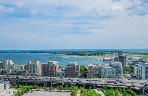 CityPlace Apartment | 2BR Luxury Apartment with 4 Beds near CN Tower- Free Parking