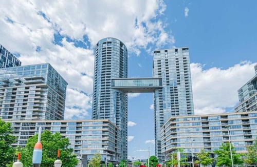 CityPlace Apartment | 2BR Luxury Apartment with 4 Beds near CN Tower- Free Parking