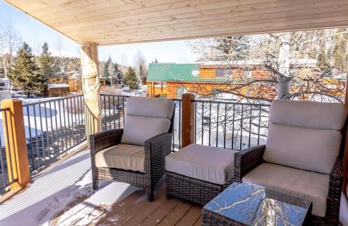 Breckenridge Ski Chalet | 2BR Riverside Chalet Near Trails
