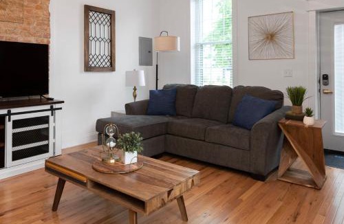 Covington House | 2BR Townhome - Free Parking, Minutes to Stadiums
