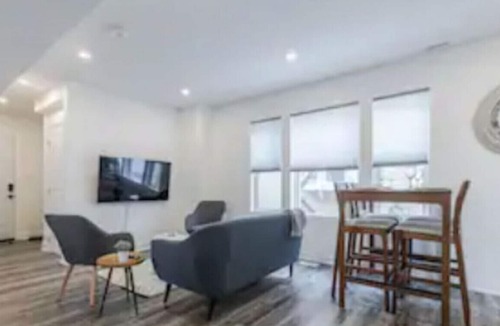 Kitchener Apartment | 2BR Wifi+ Parking +Washer +Dryer