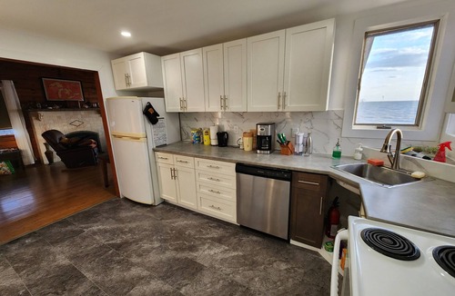 Amherstburg Apartment | 2nd Floor Upper Lakeside Duplex with a bird`s eye view
