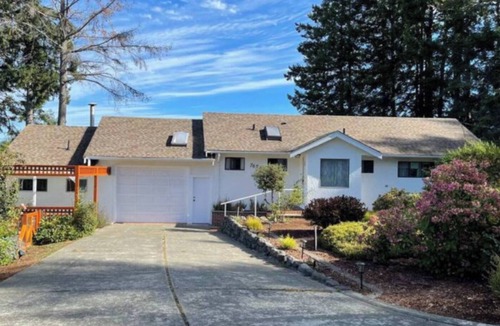 Fanny Bay House | 3 bd, 1.5 bath oceanfront home, walk-on waterfront, pets welcome! 4-6 mo lease.