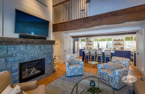 Muskoka Lakes Cottage | 3+ bdrm, 3 bath, Bunkie, Luxury, Lake Muskoka, Miles of boating on the Big 3!
