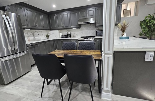 Brampton House | 3 bdrm 3 full bath W/D in Brampton/Toronto, sleeps 16.