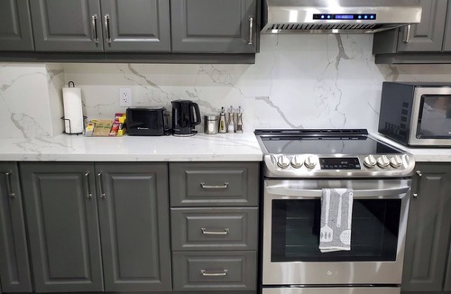 Brampton House | 3 bdrm 3 full bath W/D in Brampton/Toronto, sleeps 16.