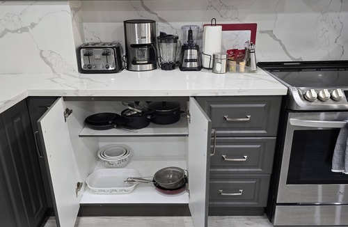 Brampton House | 3 bdrm 3 full bath W/D in Brampton/Toronto, sleeps 16.