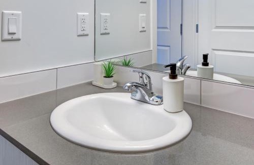 Sage Hill Apartment | 3 Bed 1.5 Bath 20 min DT 1 hour Canmore