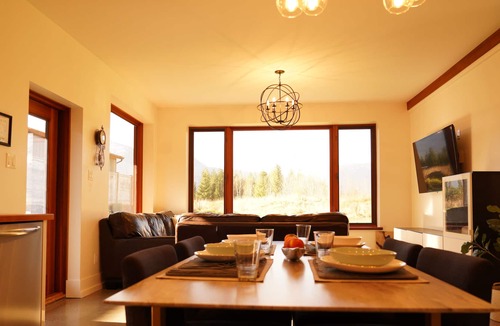 Revelstoke House | 3 bed & 2 bath Basement Suite, 1 minute away from Ski Resort