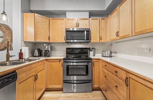 Cougar Creek Condo | 3 bed/2 bath Lodges Escape Sleeps 10/Pool/Hot Tubs
