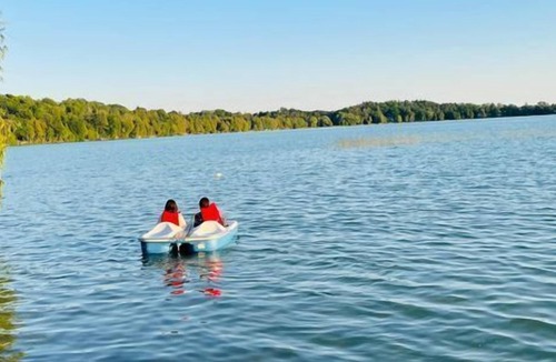 Colborne House | 3 bedroom 2 bathroom 1.5 storey cottage on Little Lake