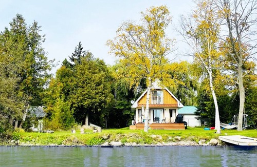 Colborne House | 3 bedroom 2 bathroom 1.5 storey cottage on Little Lake