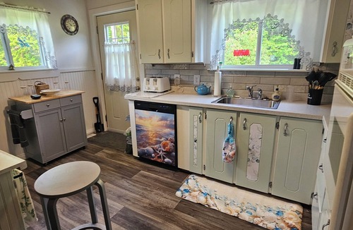 Hardings Point House | 3-bedroom bungalow in charming Carter's Point with AC, WiFi. Close to beach.