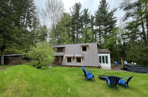 Hatley Ski Chalet | 3-bedroom chalet in beautiful Hatley with WiFi