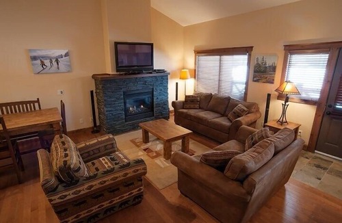 East Kootenay Condo | 3 Bedroom Condo with PRIVATE HOT TUB | BBQ Grills + FREE Wi-Fi