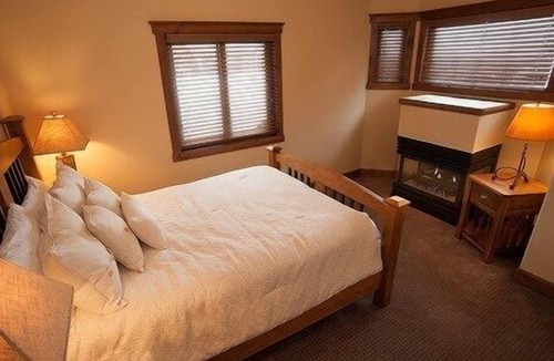 East Kootenay Condo | 3 Bedroom Condo with PRIVATE HOT TUB | BBQ Grills + FREE Wi-Fi