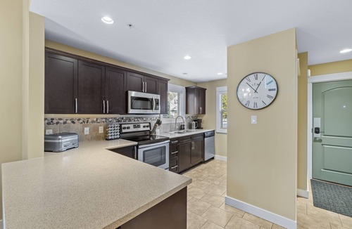 Regional District of Nanaimo Villa | 3 bedroom cottage close to Rathtrevor Beach, Mini Golf and pool on site.