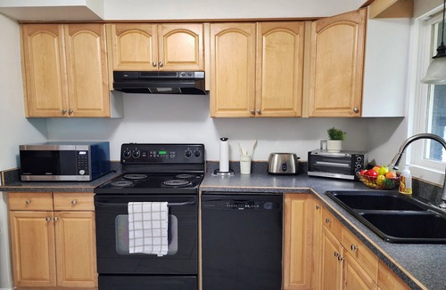 Fonthill House | 3 Bedroom Entire Home in Fonthill - 6guests-lots of parking!