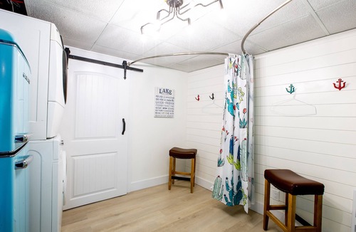 Shortts Lake Cottage | 3 Bedroom Lakefront less than 1 hr from Halifax with Hot Tub, WIFI and AC