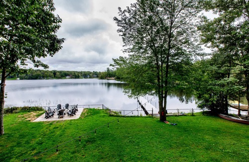 Shortts Lake Cottage | 3 Bedroom Lakefront less than 1 hr from Halifax with Hot Tub, WIFI and AC