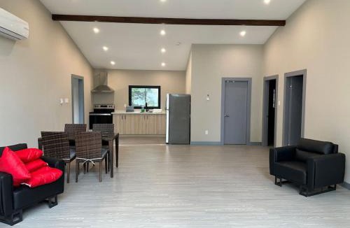 Lakefield House | 3-bedroom Lakefront Villa #2