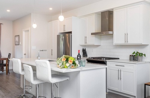 Langford House | 3-bedroom Manor next to the highway