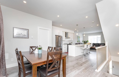 Langford House | 3-bedroom Manor next to the highway