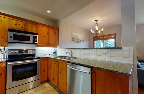 Upper Village House | 3 Bedroom plus Den/2.5 Bath Mountain Star Townhome, Private Hot Tub, Quiet Slope Side location