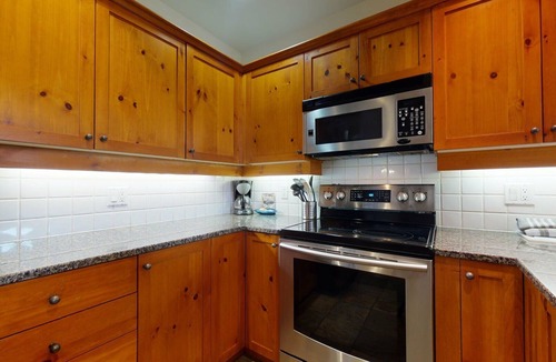 Upper Village House | 3 Bedroom plus Den/2.5 Bath Mountain Star Townhome, Private Hot Tub, Quiet Slope Side location