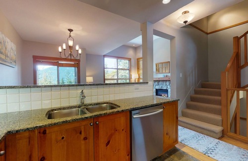 Upper Village House | 3 Bedroom plus Den/2.5 Bath Mountain Star Townhome, Private Hot Tub, Quiet Slope Side location