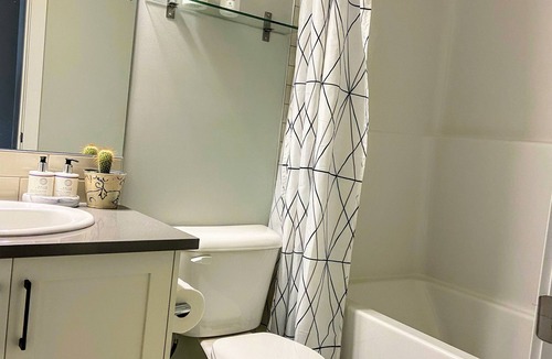 Seton House | 3 bedroom Townhouse Rooftop Patio & AC