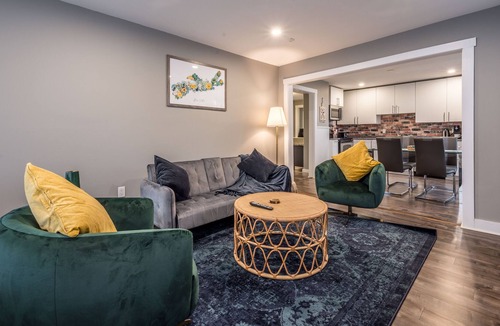Bedford Apartment | 3 BR Cozy Chic Oasis in the hub of Bedford