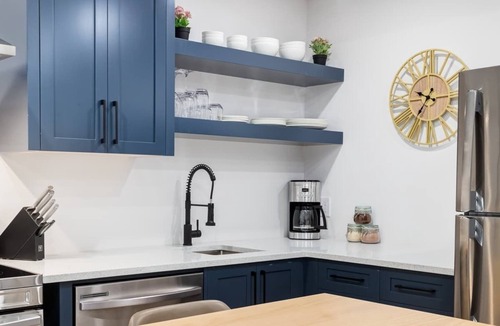 Glenbrook House | 3 King Beds, HotTub, Double Car Garage, 2 Full Kitchens