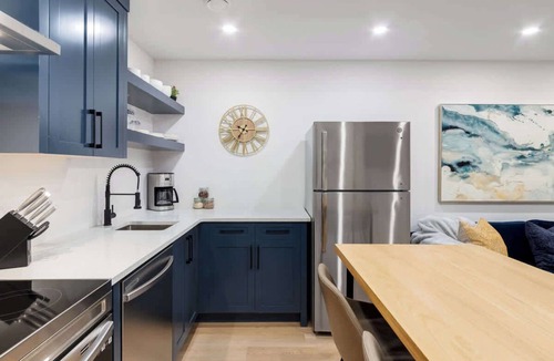 Glenbrook House | 3 King Beds, HotTub, Double Car Garage, 2 Full Kitchens