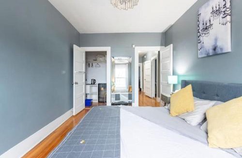 Quartier des Spectacles Apartment | 3 Large Kings Downtown Montreal