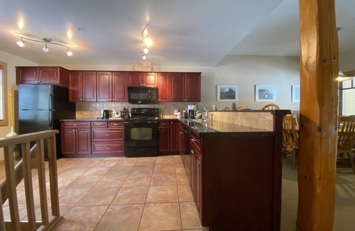 Rossland House | 3 level Townhouse with Private Hot Tub and Garage - close to ski hill.