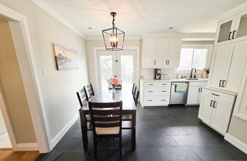 Burlington House | 3 Mins to Waterfront! Family-sized bungalow halfway b/w Niagara Falls & CN Tower