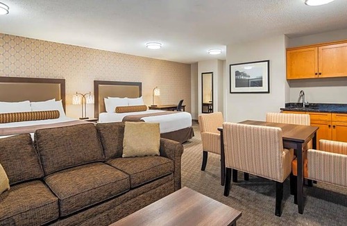 Aldergrove Hotel | 3-Star Hotel ∙ Best Western Plus Country Meadows Inn