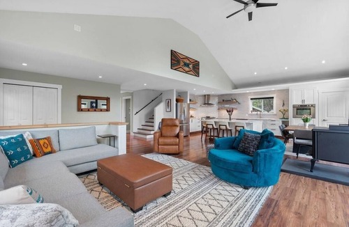 Brackendale House | 30 minutes from Whistler-Squamish family retreat. Pet friendly!