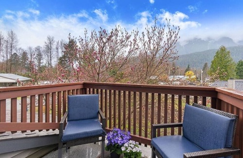 Brackendale House | 30 minutes from Whistler-Squamish family retreat. Pet friendly!